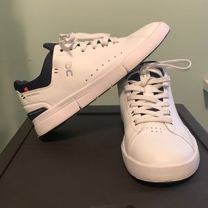 On cloud Roger women